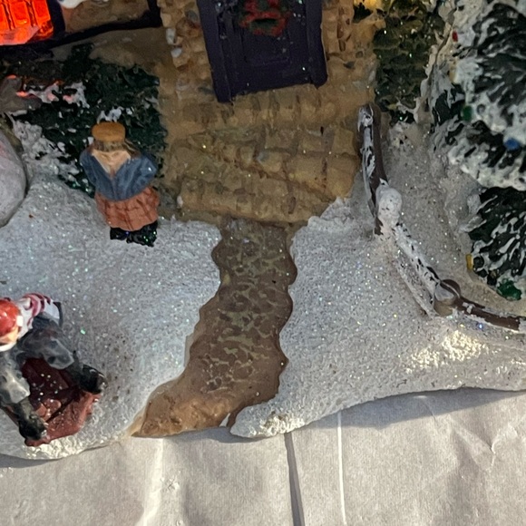 Thomas Kinkade Festive Holiday Village House -Lighted Sweet Heart Cottage III - Picture 9 of 13